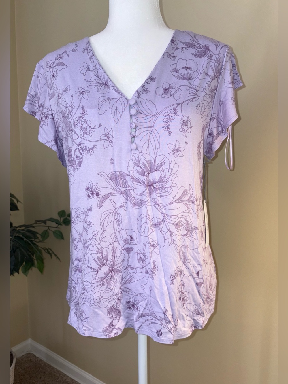 NWT Soft Pale Violet Top w Floral Pattern, V-Neck, Short Flutter Sleeves